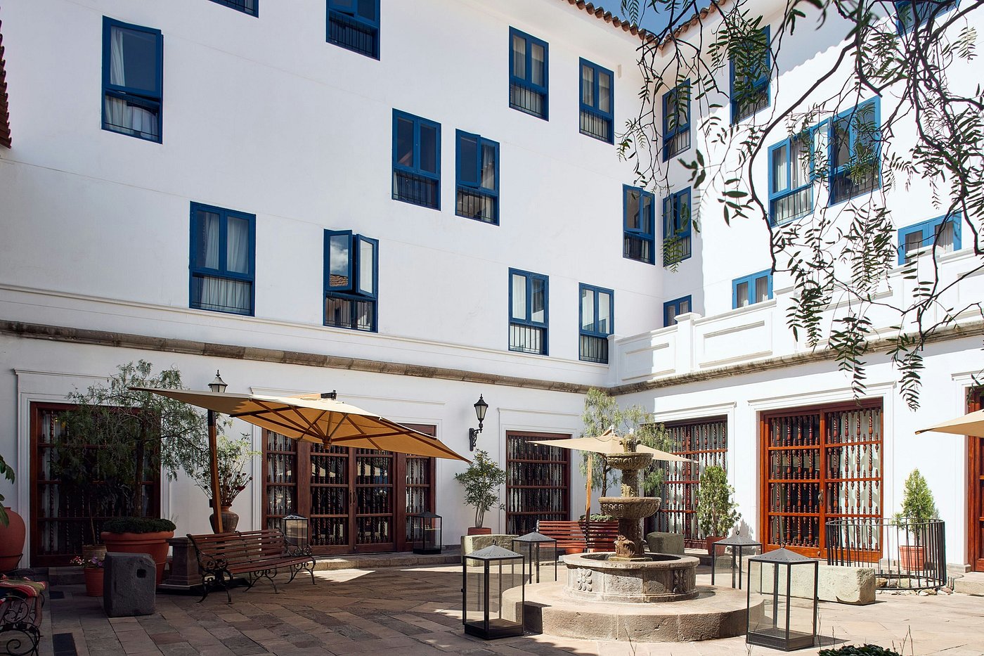 courtyard-with-fountain courtyard-with-fountain