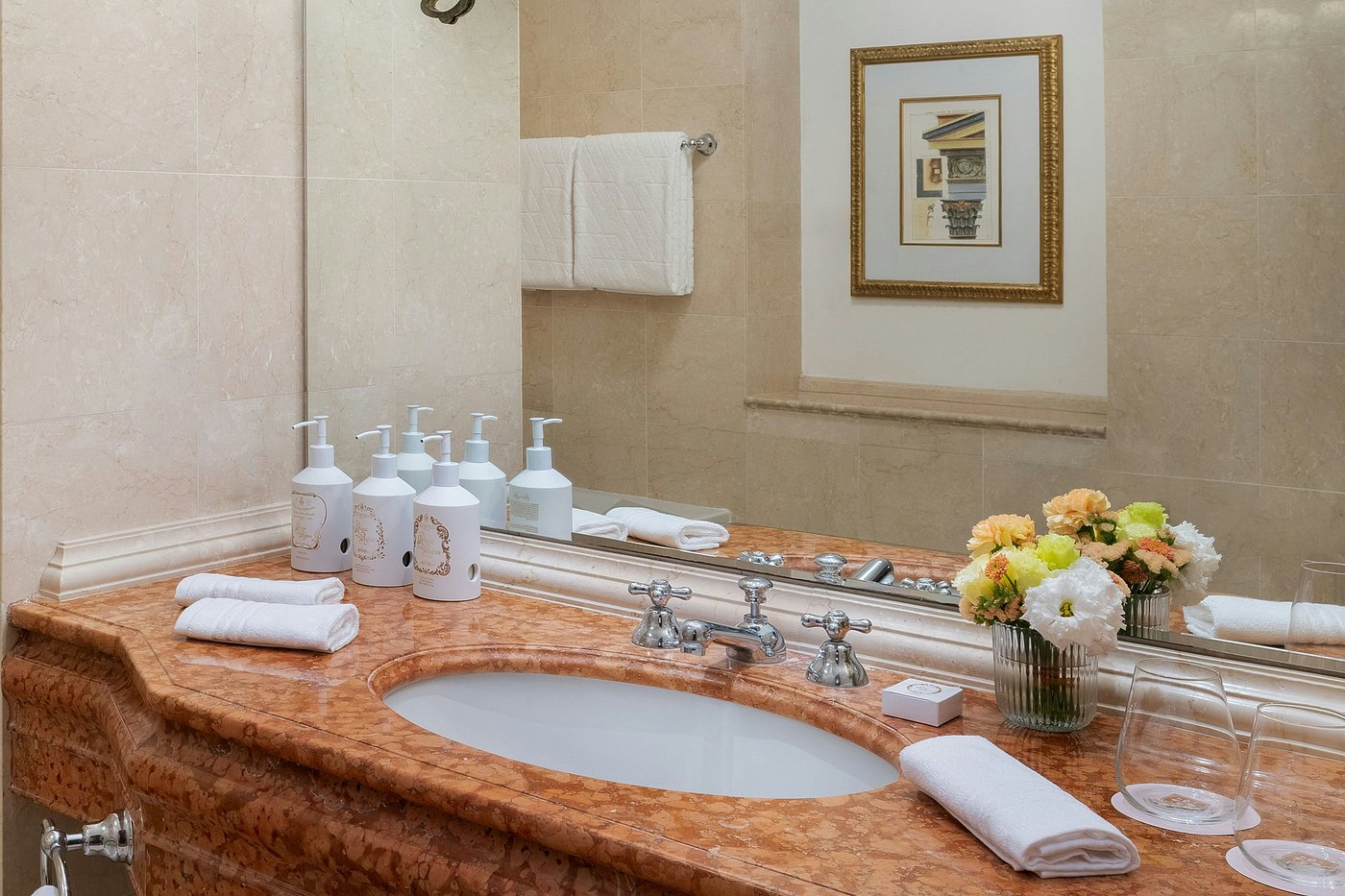 deluxe-room-bathroom deluxe-room-bathroom